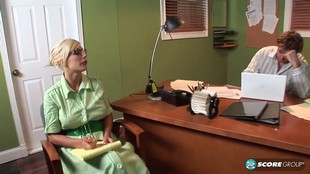 ХХХ видео №1876 (19:10) - блонды, большие дойки, красивые сиськи, чулки, в офисе.