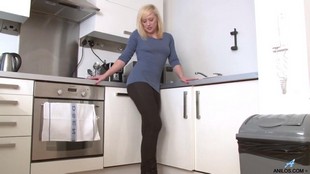 ХХХ видео №4673 (10:47) - блонды, мастурбация, пизда крупным планом, на кухне.
