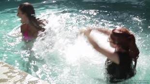ХХХ видео №877 (26:48) - брюнеточки, красивые сиськи, лесбийский секс, в бассейне.
